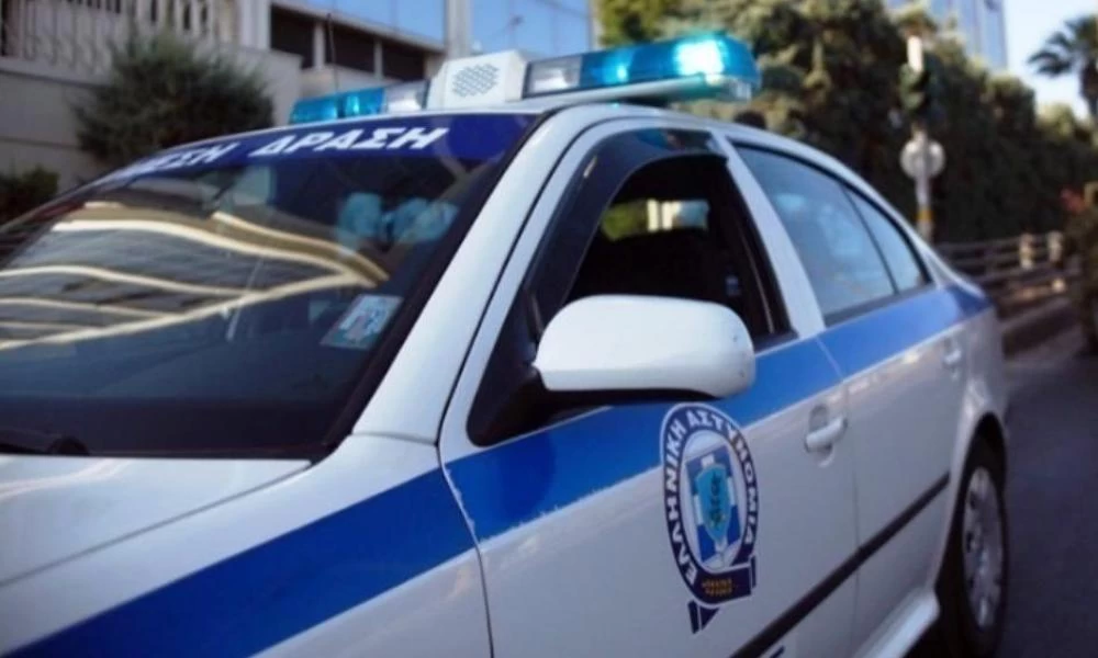 Χειροπέδες σε αστυνομικό για εκβιασμό και ληστεία